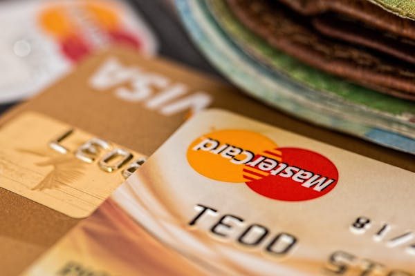 Franchise carte bancaire : la baisse qui fait du bien !